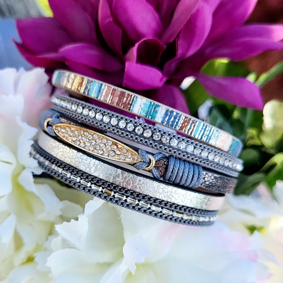 Stunning Rhinestone and leather wrapped, cuff bracelet, magnetic clasp NEW - Picture 2 of 9